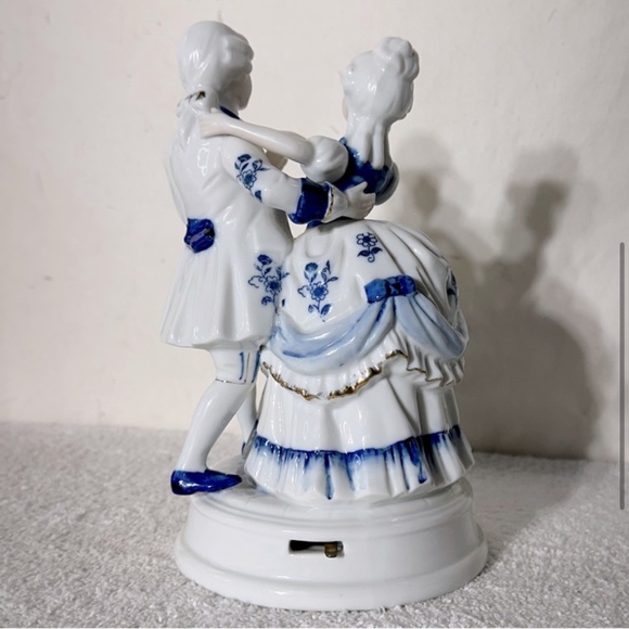 Vintage Porcelain French Colonial Couple Dancing Music Box - Picture 4 of 13